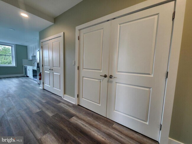 Building Photo - 200 E High St