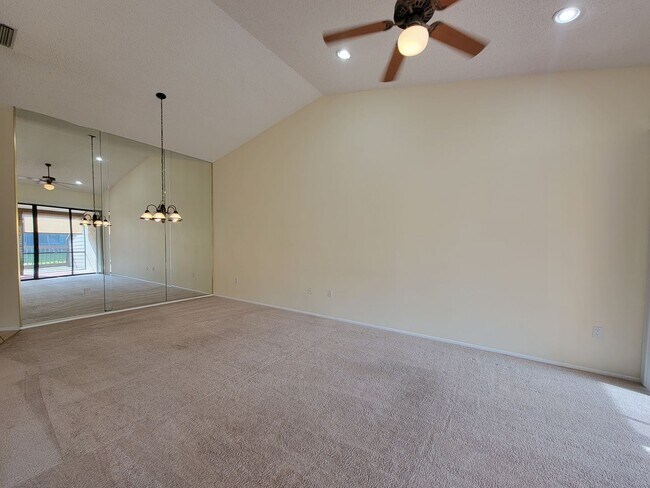 Building Photo - Cozy 2 bed/ 2 bath Villa in Beekman Lakes ...