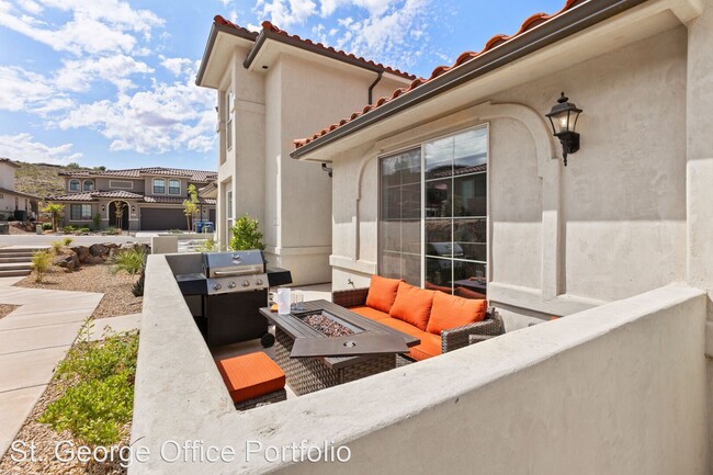 Building Photo - 3 br, 2.5 bath House - 1150 N Riviera Alley
