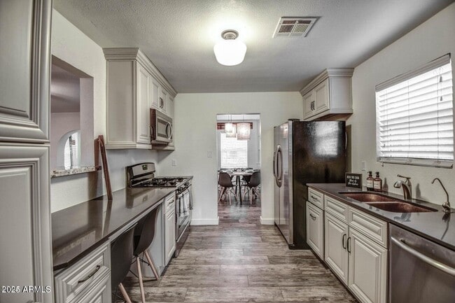 Building Photo - 777 W Pierson St