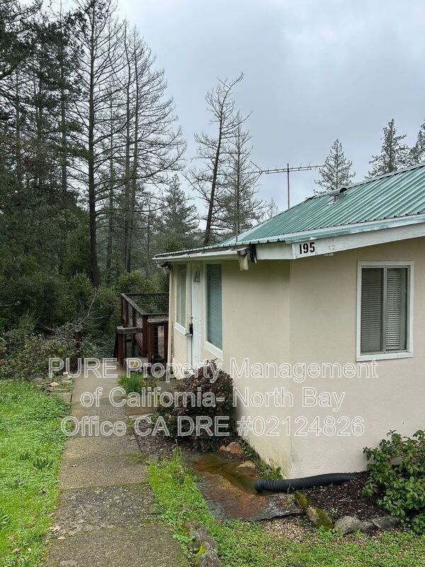 Building Photo - 195 Sky Oaks Dr