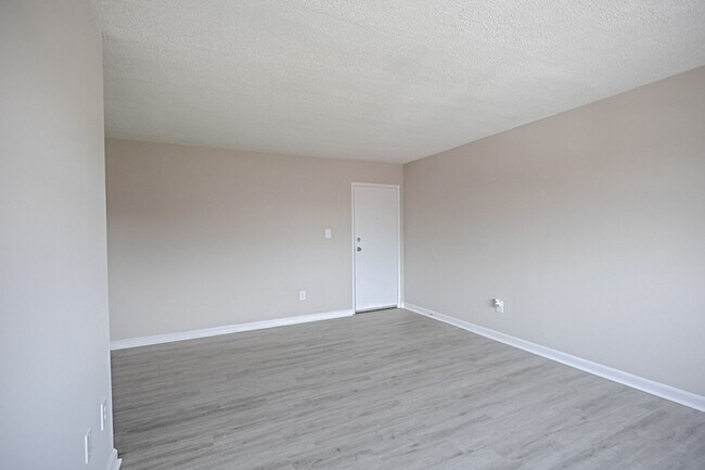 Building Photo - Lovely 2 BR/1 BA Top-Floor Condo in Congre...