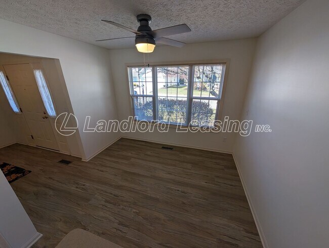 Foto del edificio - Well-Maintained Ranch in Pin Oak Preserve with Fireplace & Den