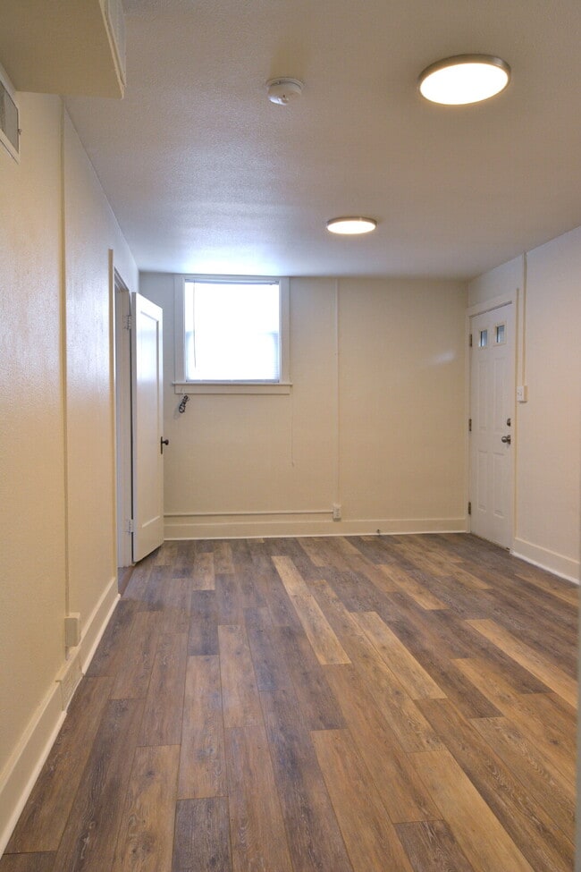 Building Photo - Cozy & Charming 2-Bedroom Apartment in Che...