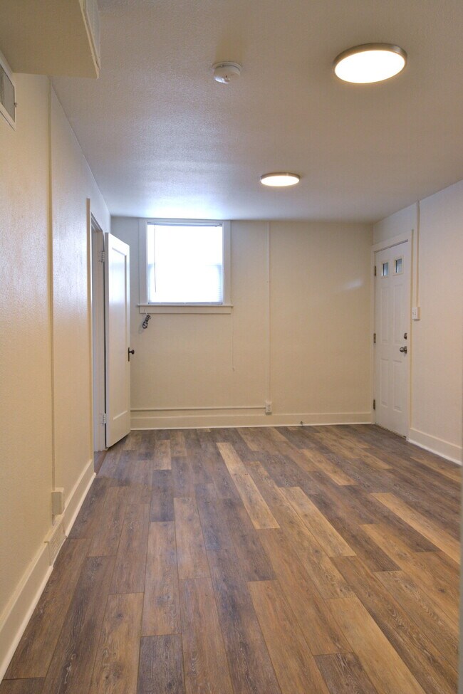 Foto del edificio - Cozy & Charming 2-Bedroom Apartment in Cheyenne – All Utilities Included!