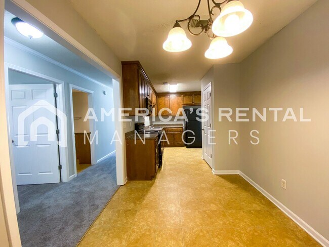 Building Photo - Home in Cottondale!