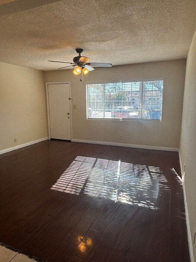 Foto del edificio - 1 Bedroom available now in East LA