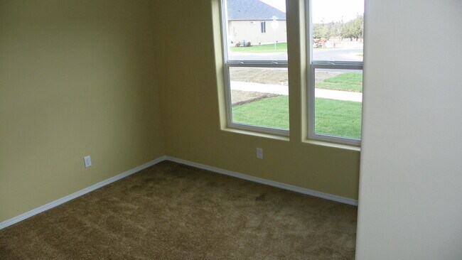 Foto del edificio - NE 3 Bdrm Home, All Appliances, Gas Heat, ...