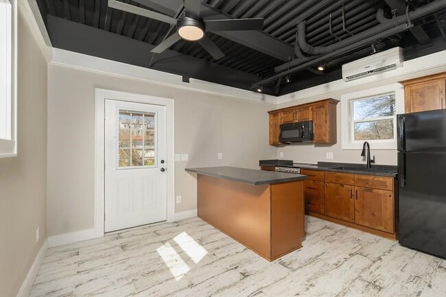 Photo - 138 Sloan St House