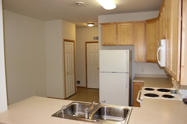 Building Photo - End Unit Town Home, Screened In Porch, 3 B...