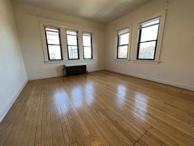 Foto del edificio - 2529 E Webster Pl