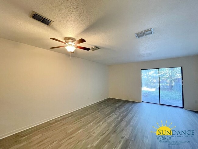 Building Photo - Great Centrally Located 2 Bedroom Townhous...