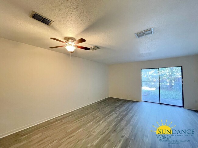 Foto del edificio - Great Centrally Located 2 Bedroom Townhous...