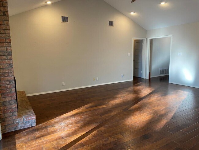 Building Photo - 4107 Balcones Woods Dr