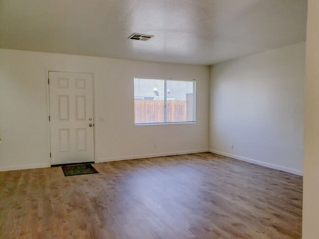 Building Photo - 533 W Ward Ave
