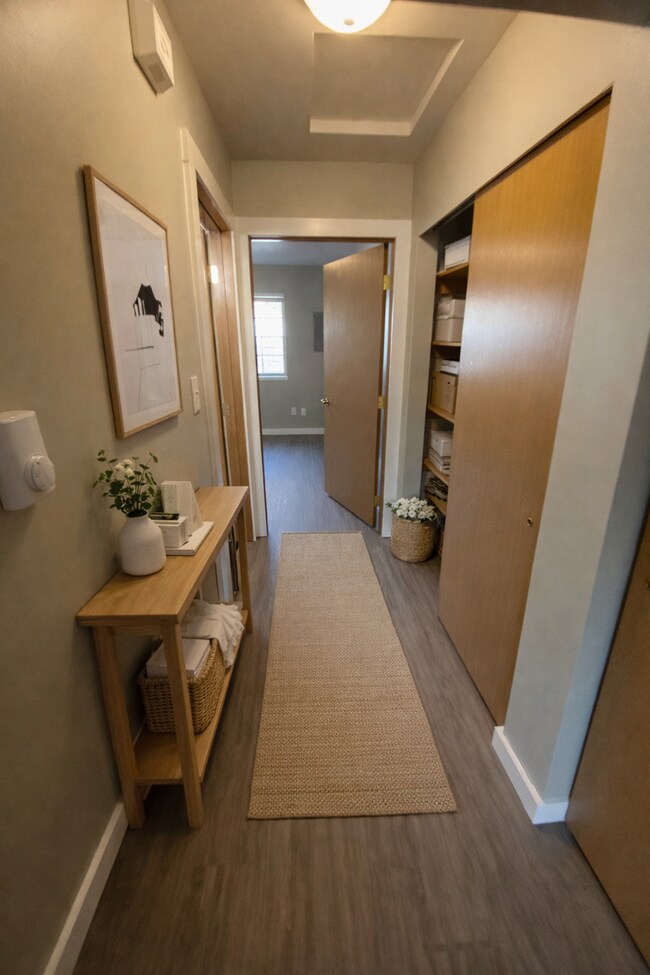 Foto del edificio - Luxury Vinyl Floors & Vaulted Ceilings Make This Selah Apartment Stand Out!