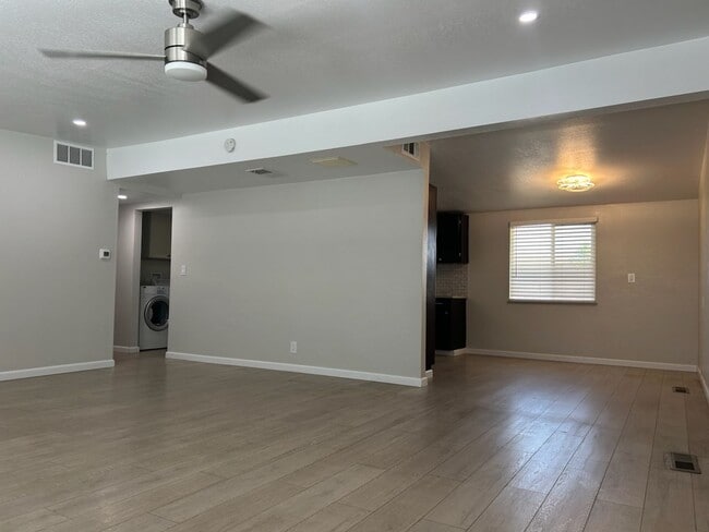 Foto del edificio - PLEASE CONTACT VAUGHN REALTY TO SET UP AN APPOINTMENT (760)446-6561