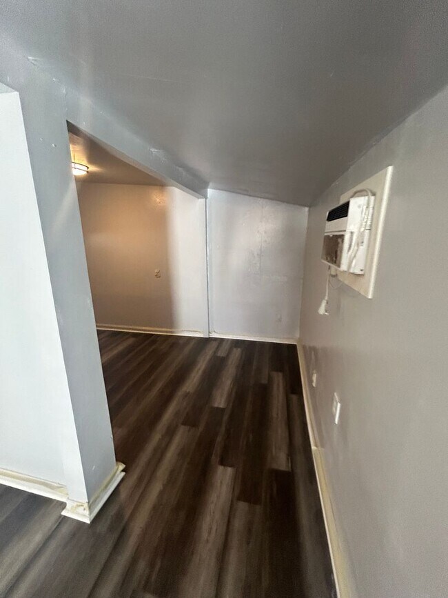 Building Photo - Studio unit with 1 bathroom. Home was upda...