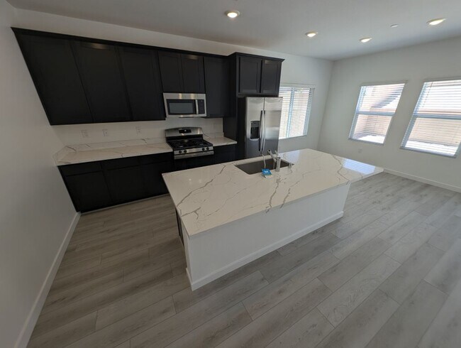 Foto del edificio - 3339 Rocky Waters Ave