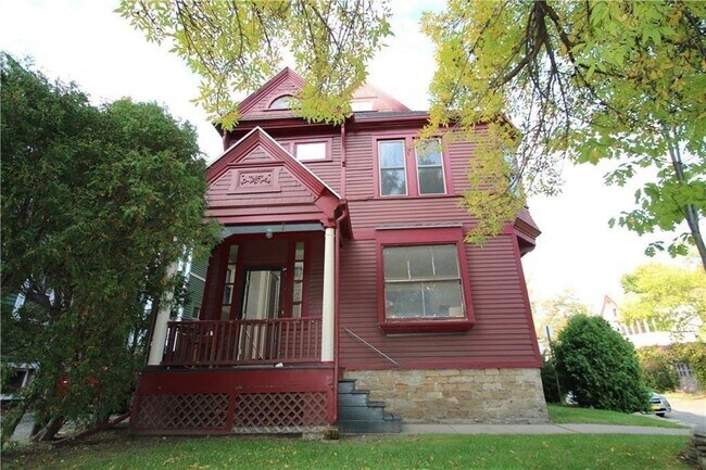 Building Photo - 636 University Ave
