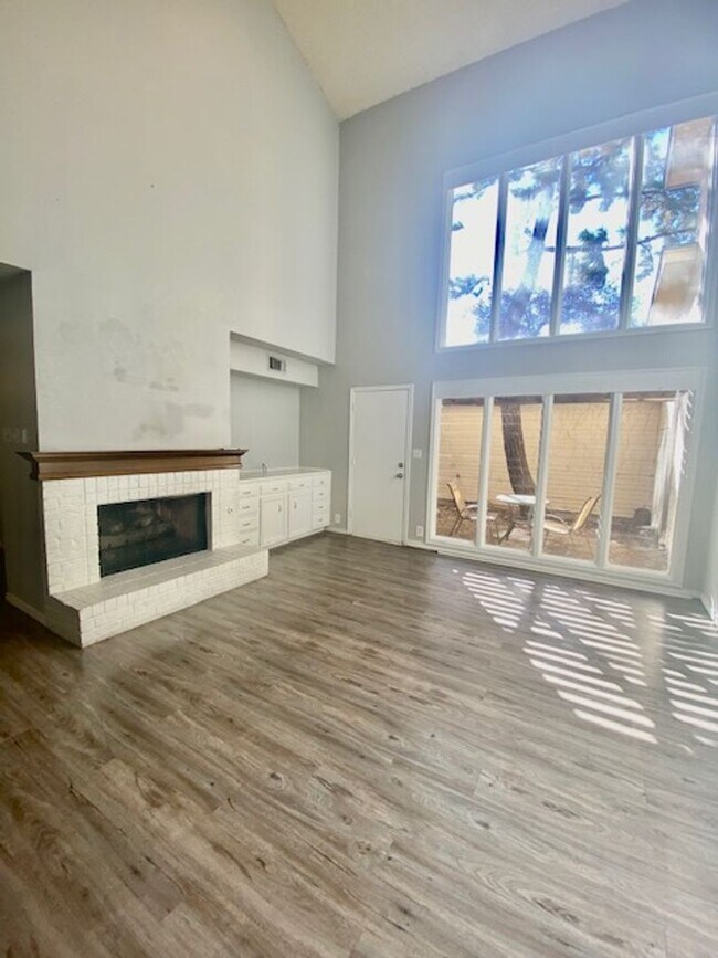 Building Photo - 2 Bedroom Townhouse near Tennis Center