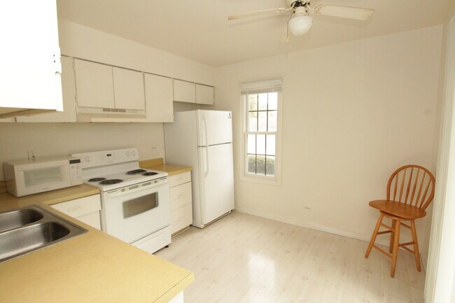 Building Photo - 647 Chip Ct