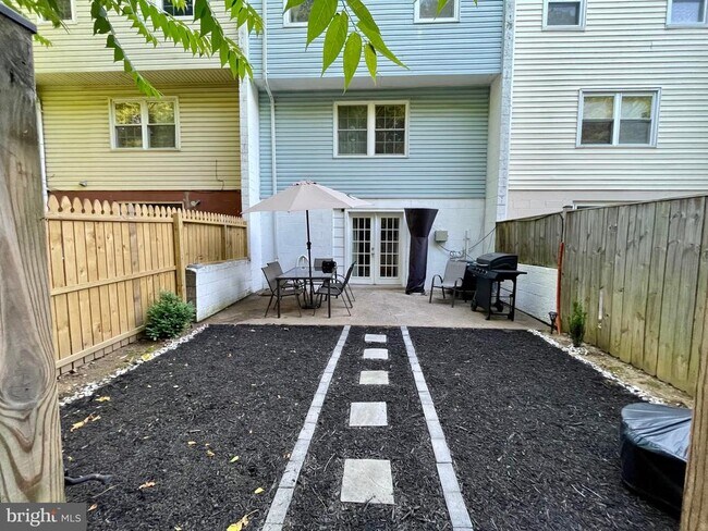 Building Photo - 43 Bristol Ct