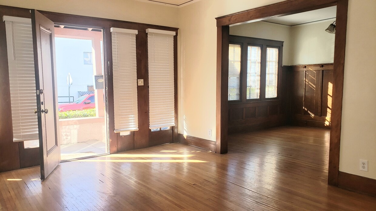 Primary Photo - 418 N St Andrews Pl