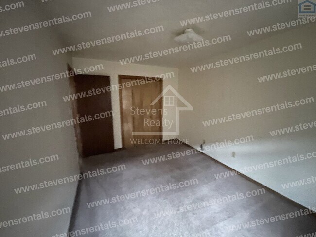 Building Photo - 1912 SW D Ave