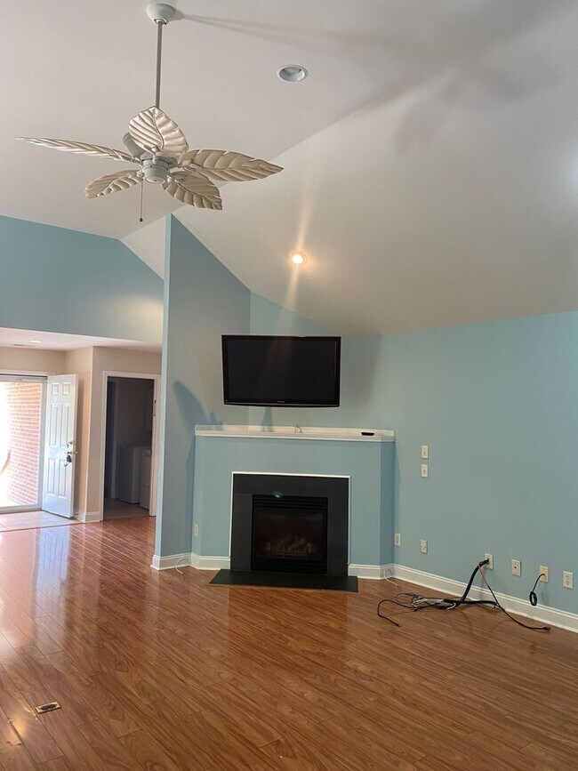 Foto del edificio - 4 bedroom/3 bathroom in Cypress Island community, minutes from Carolina Beach!