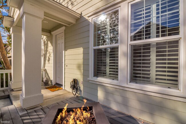 Building Photo - 2 br, 2.5 bath Townhome - 23 Bayley Street