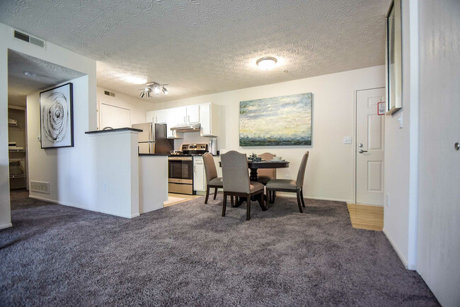 Experimente el encanto de este elegante espacio habitable con un comedor abierto y una cocina elegante. - Enclave at Albany Park