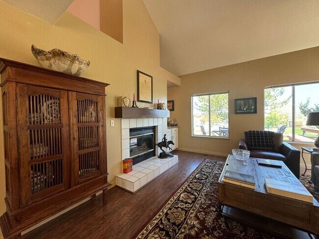 Foto del edificio - 13th Fairway Views at Lakeridge Golf Course, 3 bed / 2.5 bath! Available Now!