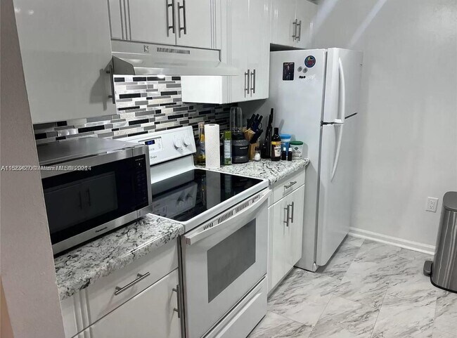 Foto del edificio - 4852 N State Rd 7