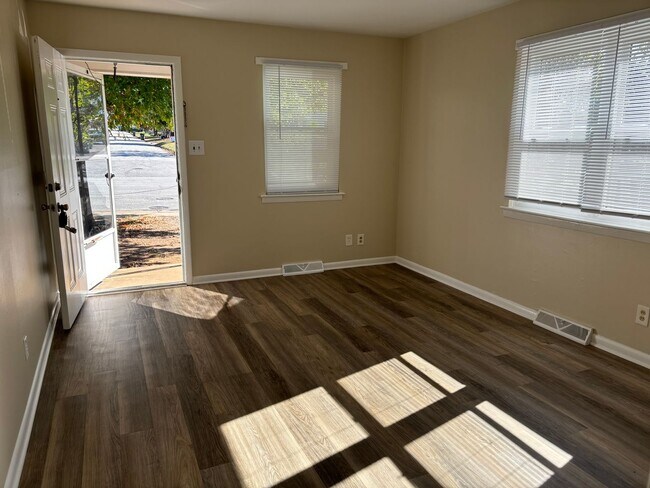 Building Photo - 2-bedroom Duplex available near Revolution...