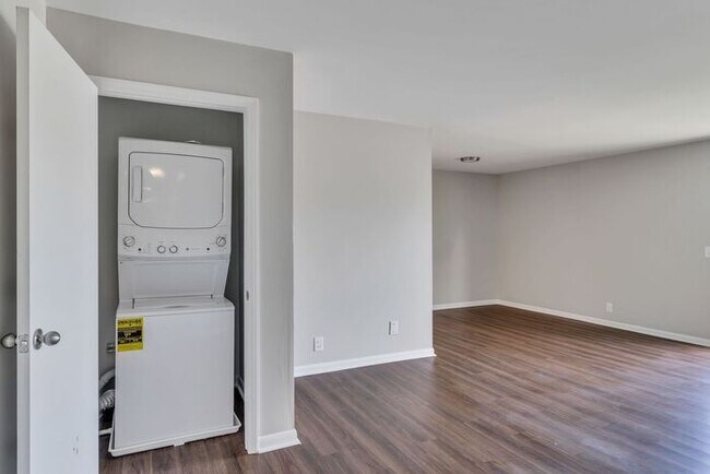 Foto del edificio - 2 Bedroom Unit was recently renovated.  Live walking distance from the downtown square or steps f...