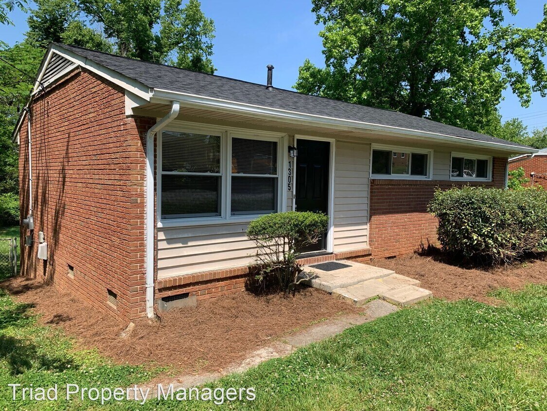 Foto principal - 3 br, 1 bath House - 1305 Larchmont Dr