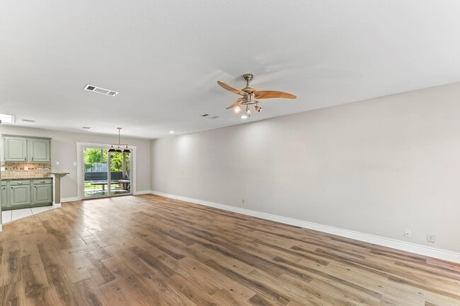 Building Photo - 1807 Iris Ln