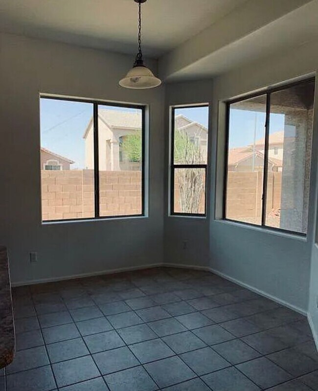 Foto del edificio - 4 bedroom with 3 car garage in Avondale