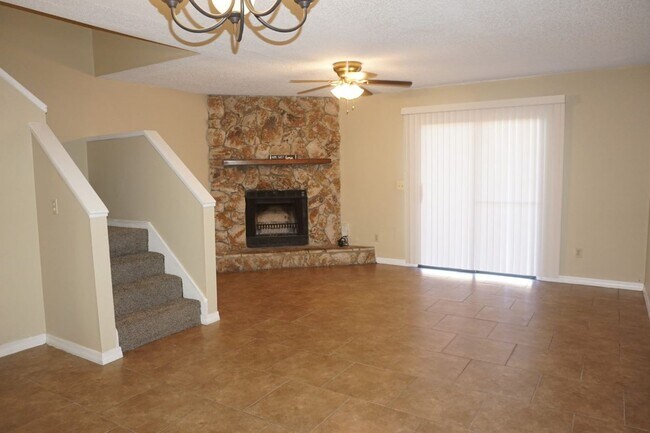 Building Photo - 2 Bedroom 2.5 Bath Townhome