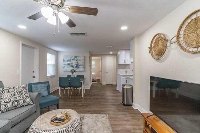 Foto del edificio - BEAUTIFUL UNIT JUST 5 MINUTE WALK TO DOWNTOWN