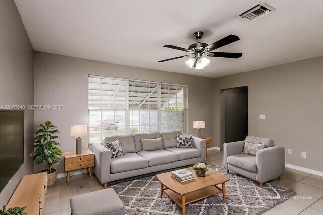 Foto del edificio - 3430 N 72nd Terrace