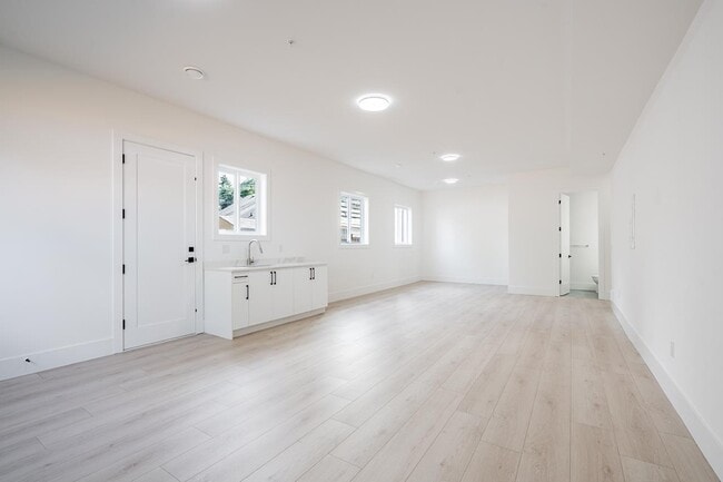 Building Photo - LOWER A 45945 LEWIS AVENUE,Chilliwack Proper West