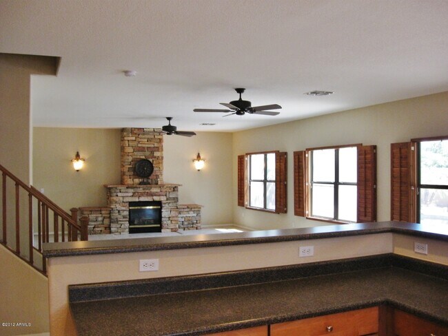 Foto del edificio - LOVELY  5-BEDROOM, 3-BATH GILBERT HOME