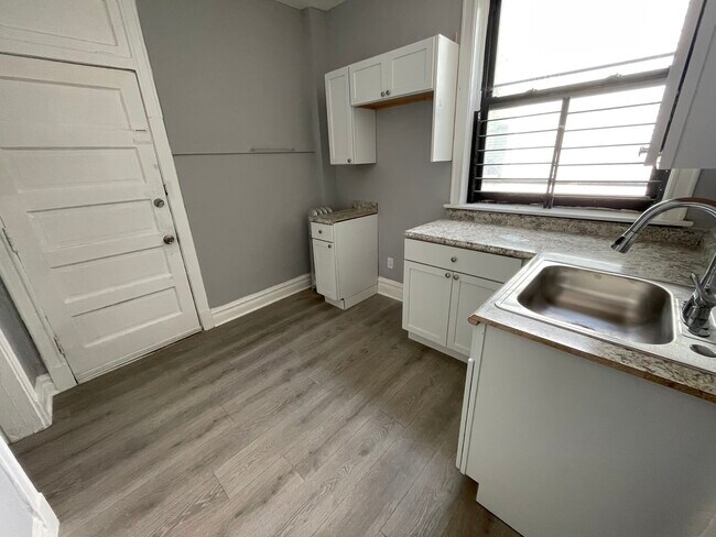 Foto del edificio - 2666 E 77th St