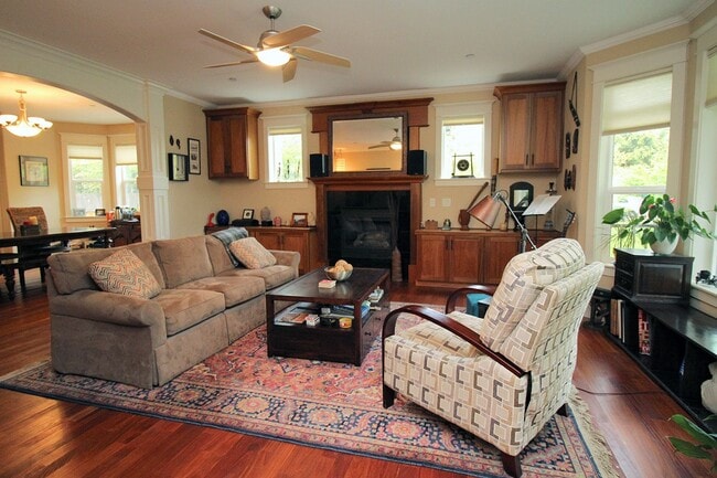 Foto del edificio - Fully Furnished Newer Construction Grand C...