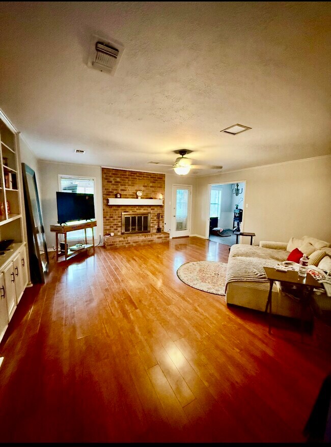 Foto del edificio - 4011 Woodbriar Dr