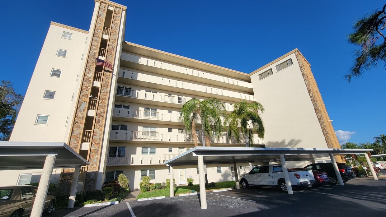 Primary Photo - Beautiful 3rd Floor Condo ~ Ironwood Golf ...