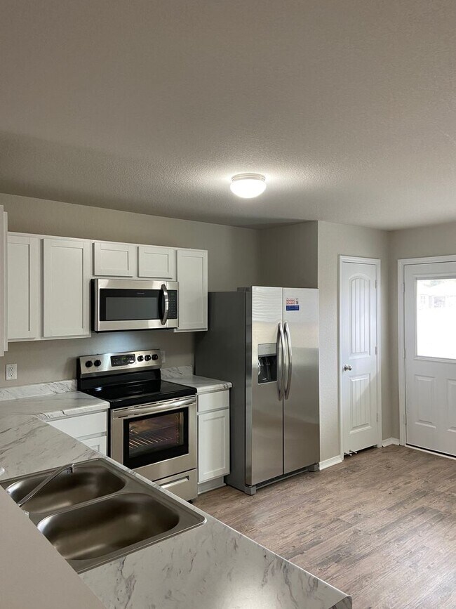 Foto del edificio - Now Pre-Leasing — Spacious 4-Bed, 2-Bath Home in Conrad Court Available 6/26