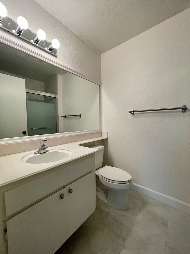 Building Photo - Large 2 bedroom condo in well desired La Jolla area